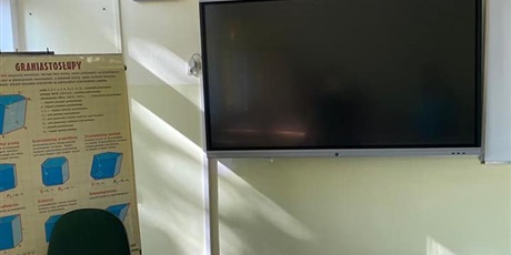 Dwa monitory interaktywne wzbogaciły wyposażenie naszej szkoły